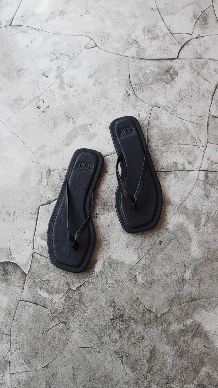 “Ino” leather flip flops