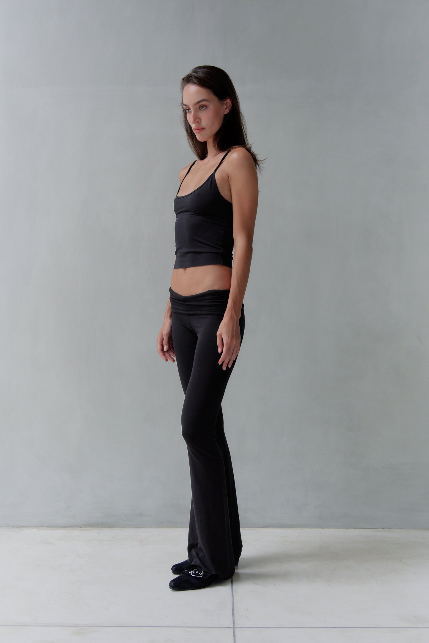 “Eris” raw edges flared pants (blk)