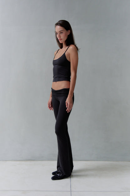 “Eris” raw edges flared pants (blk)