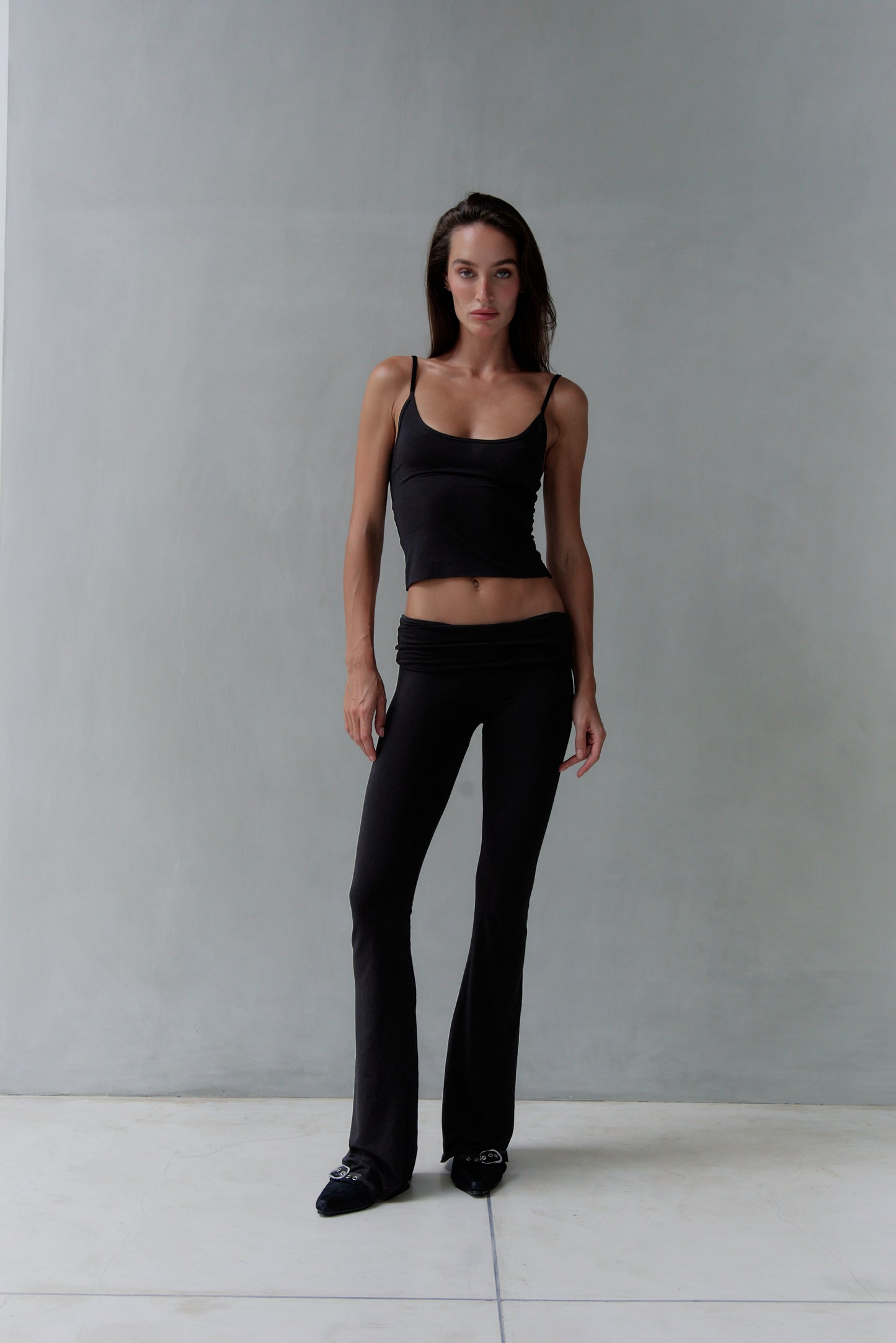 “Eris” raw edges flared pants (blk)