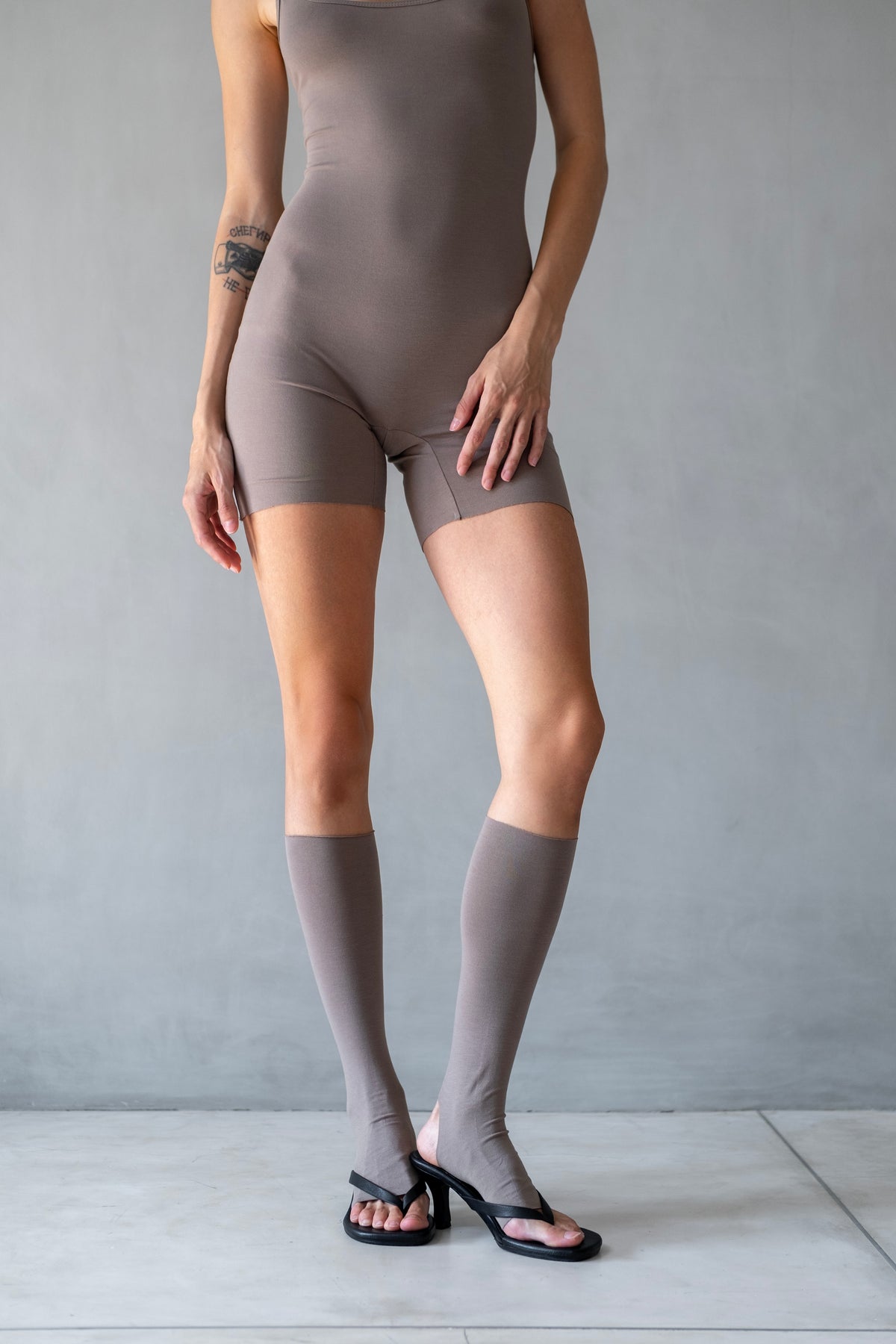 “Sole” raw edges leg warmers