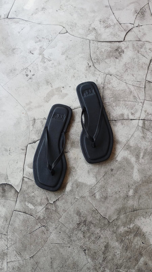 “Ino” leather flip flops